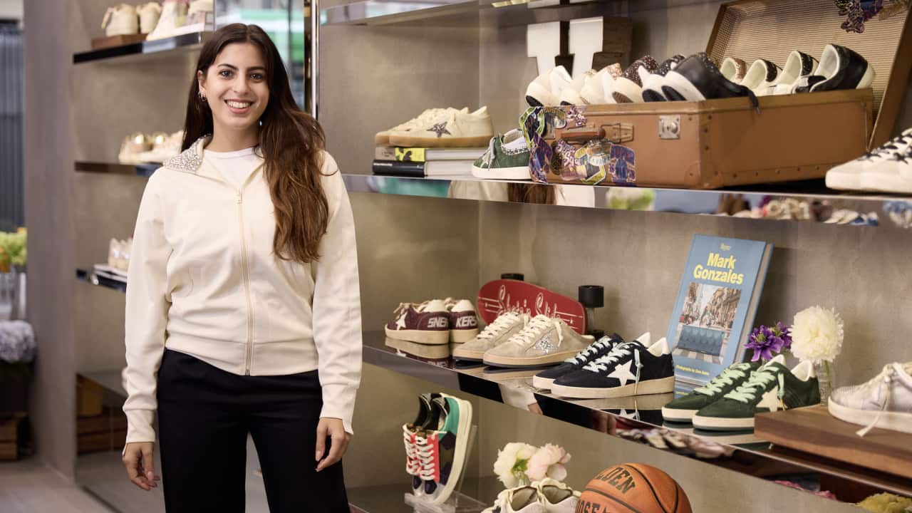 Aura Mattana all'interno di Golden Goose, Melbourne.