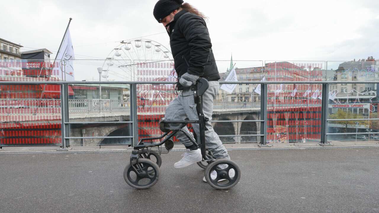 Tres parapléjicos vuelven a andar un día después de recibir un implante electrónico.