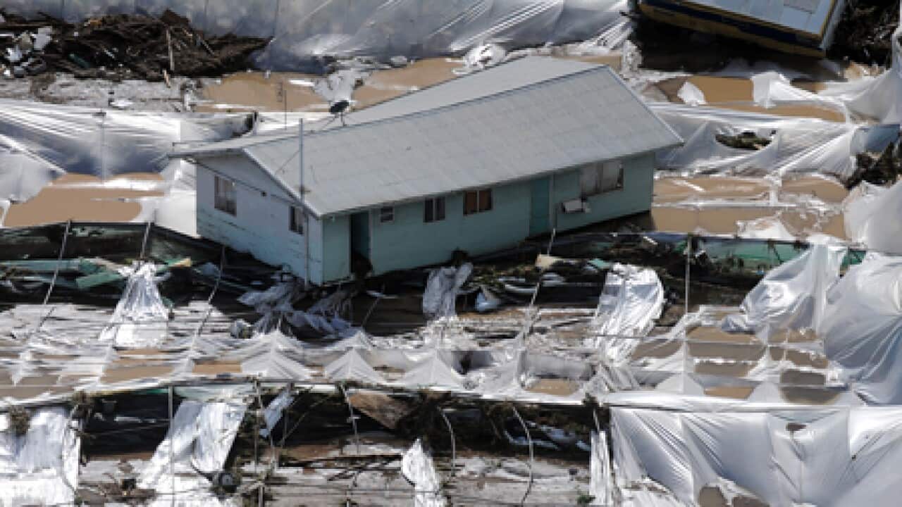 qld_flood_house_floating_L_100111_aap_1027469142