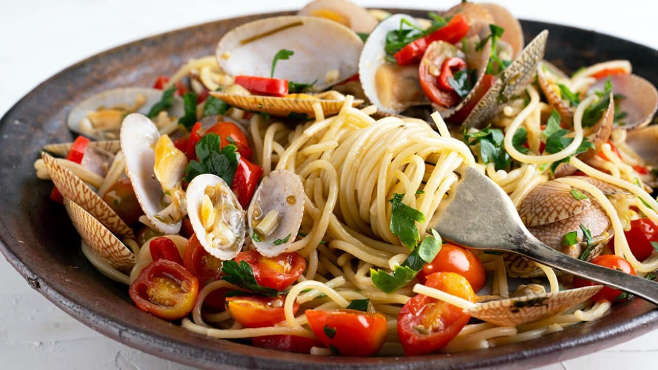 • 350 g (3/4 packet) of spaghettini or linguine • about 4 tbsp good quality extra virgin olive oil • 2 garlic cloves • 1 red chilli (or half, according to what heat intensity you prefer) • about 1/3 cup parsley (leaves and the tender bits of the stalks)