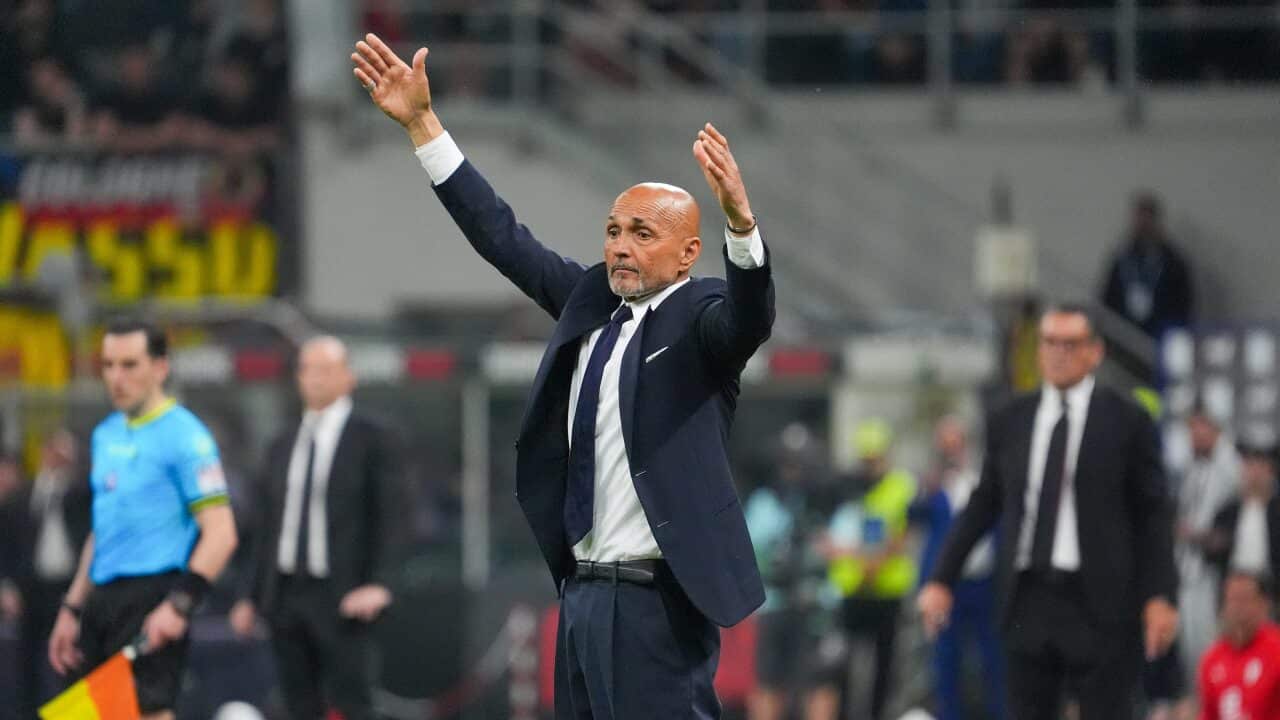 Luciano Spalletti alza le mani al cielo durante Milan-Juventus a San Siro.