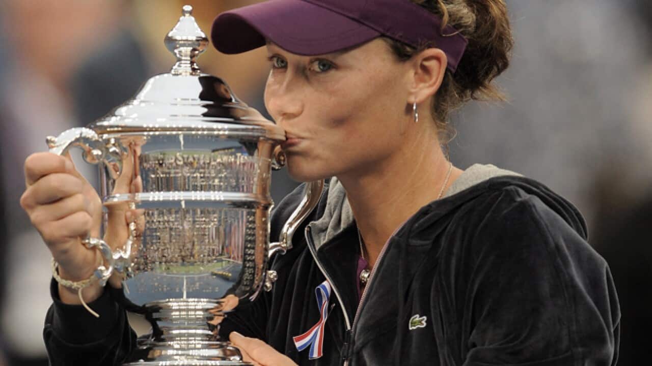 Stosur_USOpen_trophy_110912_B_aap_1218149151