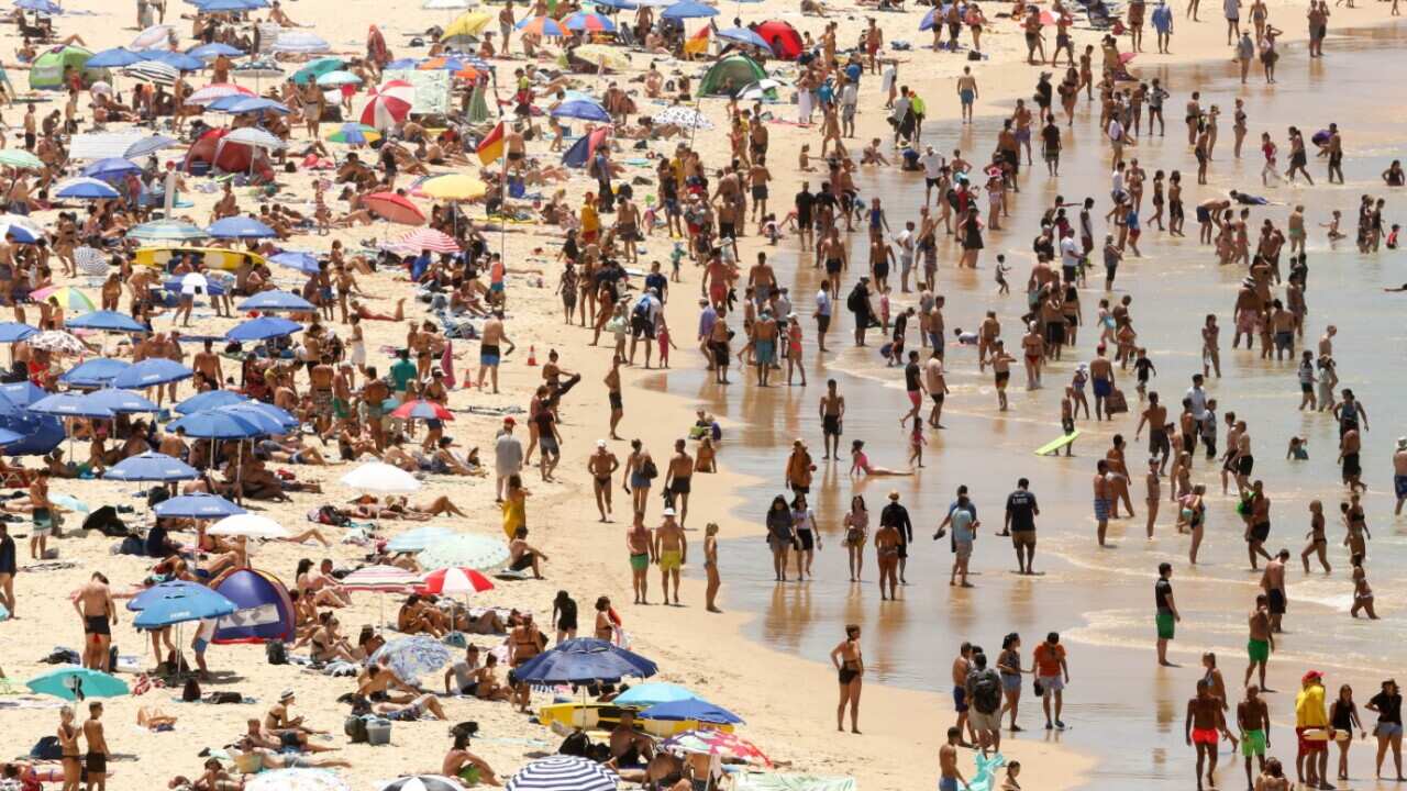 Beachgoers are seen on Bondi beach in Sydney, Sunday, January 7, 2018 (AAP)