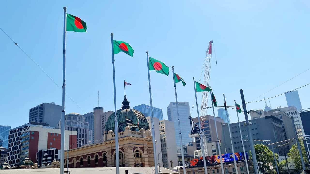 মেলবোর্ন শহরের প্রাণকেন্দ্র ফেডারেশন স্কয়ারে বাংলাদেশের পতাকা উত্তোলনের মধ্য দিয়ে শুরু হয় বাংলাদেশের ৫১তম স্বাধীনতা দিবস উদযাপন।