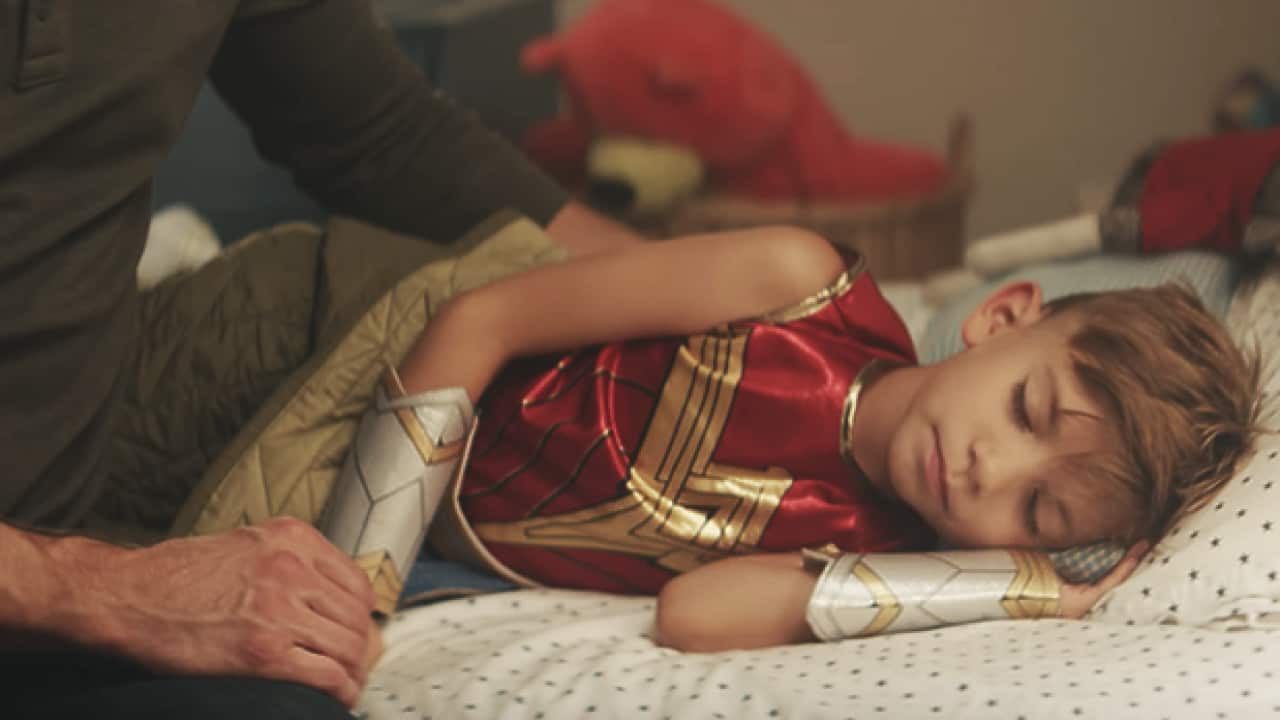 The ad shows two children refusing to conform to gender stereotypes, with the support of their parents.