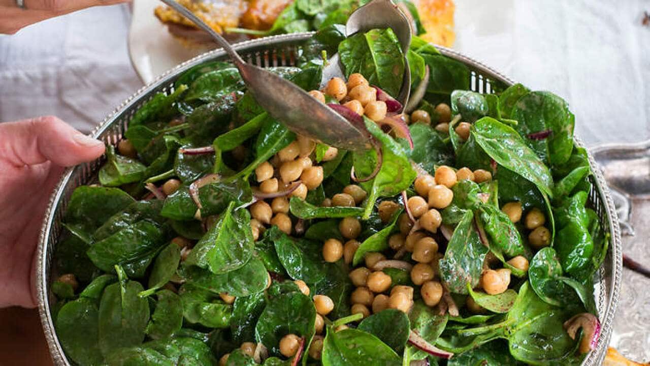 Baby spinach and chickpea salad with yoghurt dressing