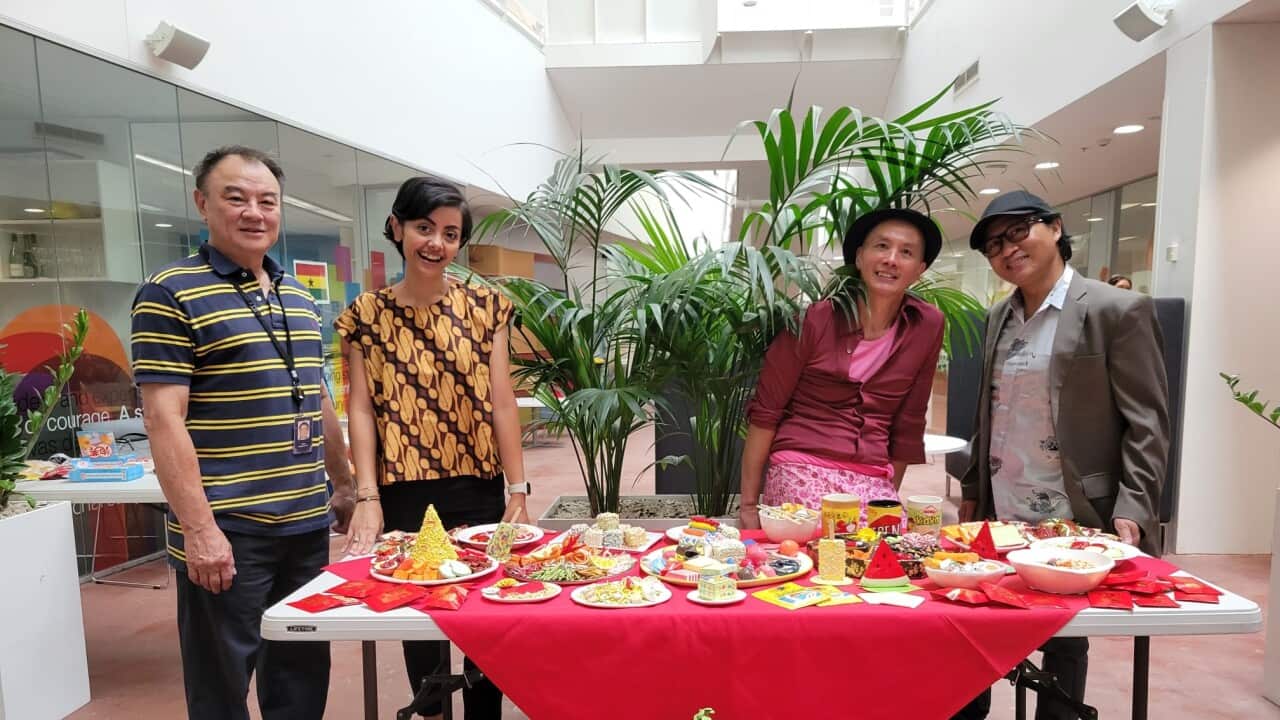 Jayanto Damanik Tan (second from the right) exhibiting his art works at the Chinese New Year celebration at SBS Centre in Sydney - 23 January 2023. (Curtesy David Hua).