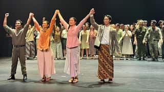 The cast of Temulawak 2026 takes a final bow at the end of Riuh di Bawah Langit Merah, drawing enthusiastic applause from the audience.