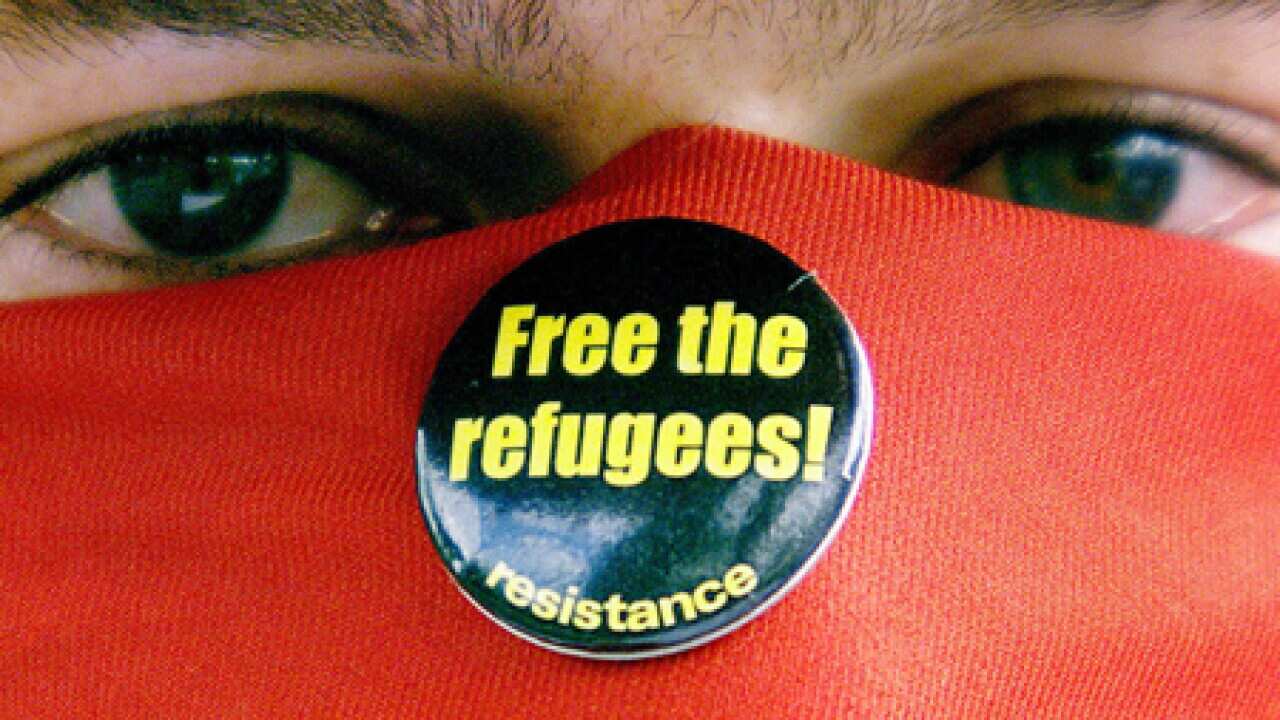 free_refugees_badge_101116_B_reuters_372626625