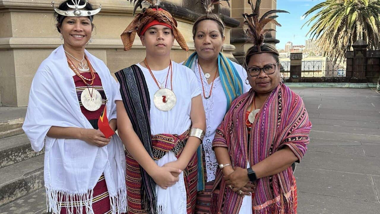 Membru komunidade katolik Timor iha Sydney hatais Tais no asesories Timor nian parte husi sira nia identidade.jpg