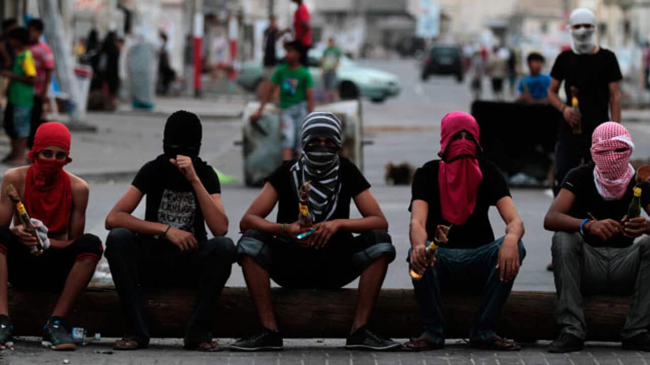 Bahrain_protesters_121101_L_AAP_1321488721