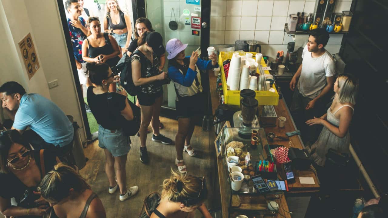 “Si alguien se enferma, no abrimos”, afirma el dueño de un restaurante colombiano tras la falta de mano de obra en Australia