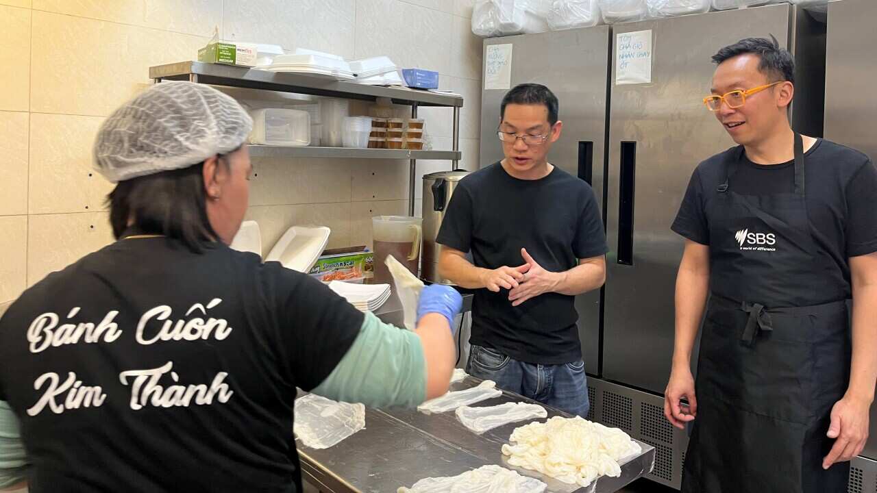 Alvin Quah nghe nghe giải thích cách làm bánh cuốn tại tiệm Kim Thành Bankstown
