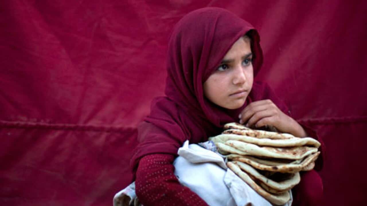 pakistan_swat_girlatrefugeecamp_220509_B_ap_aap_1176849019