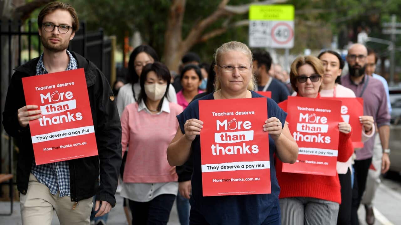 교사, 노조, 파업/ Teachers and staff from Marsden High School pose with placards as they walk off school grounds ahead of a visit by NSW Premier Dominic Perrottet