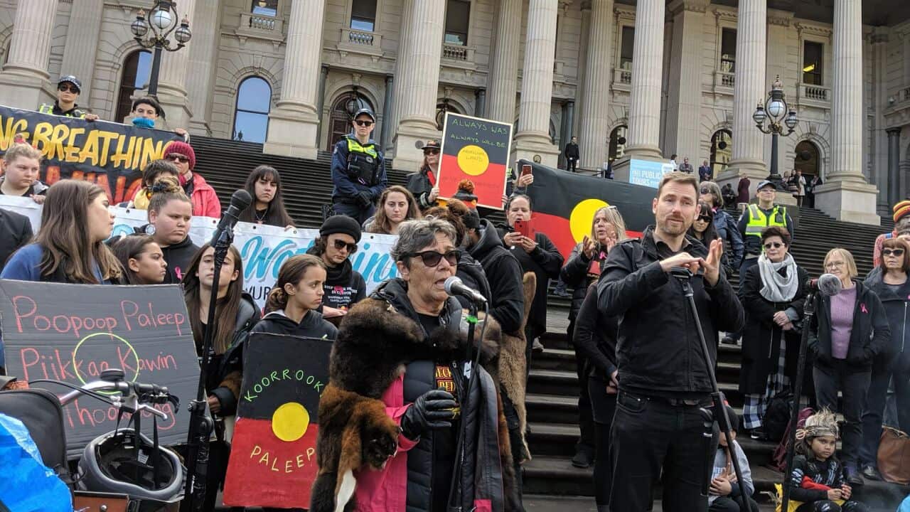 Aunty Marjorie Thorpe addresses crowd at Djab Wurrung protest