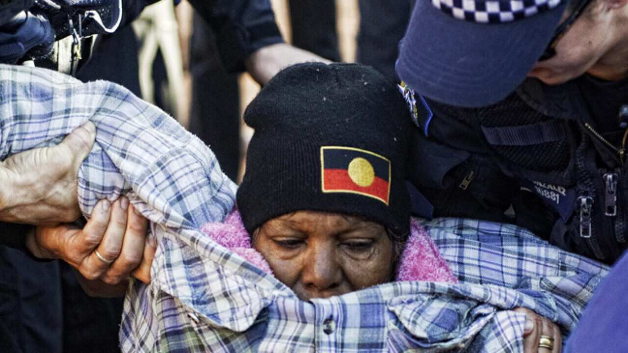 protest_gas_james_price_janet_cox_b_110705_aap_1835036670
