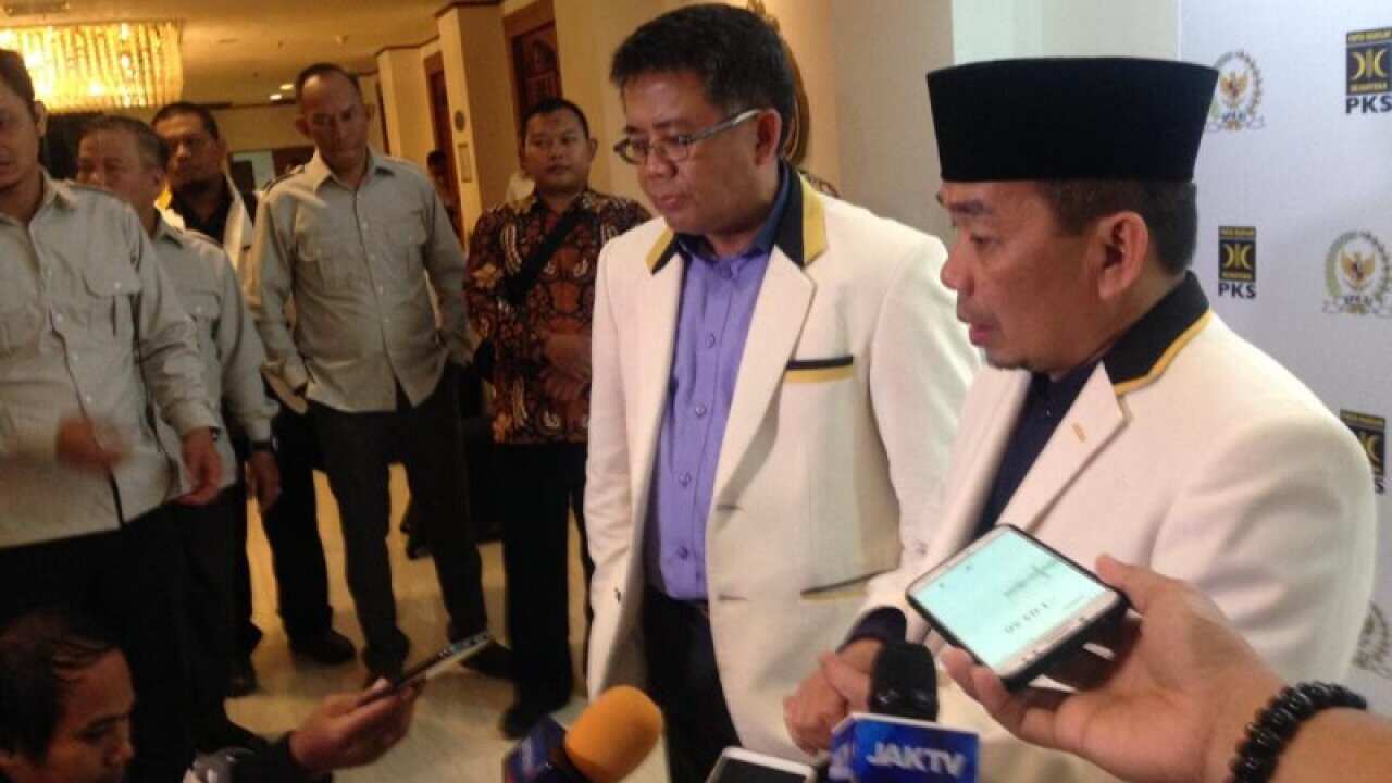 President of the Indonesian Propsperous Justice Party (PKS) Sohibul Iman (left) and Chair of the PKS faction in the Indonesian legislature (DPR RI) Jazuli Juwiani (right ) after the opening of the Family Resilience Short Course for the PKS nation-wide fac