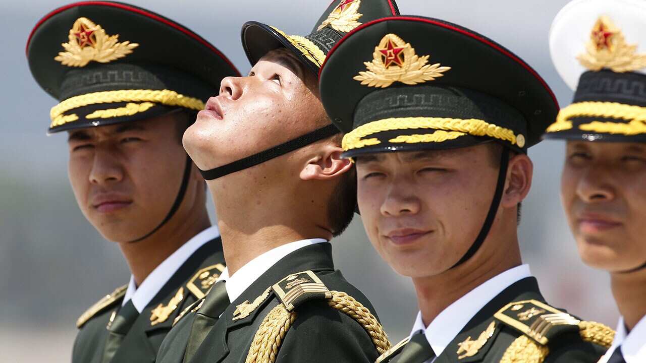 Honour guards of the People's Liberation Army wait for the arrival of foreign delegations, 02 September 2016.