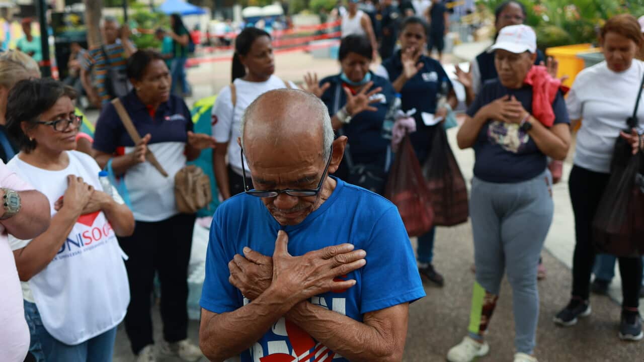 Gente in preghiera per le vittime in un centro di raccolta di aiuti per le persone colpite dai due terremoti a Caracas, Venezuela.