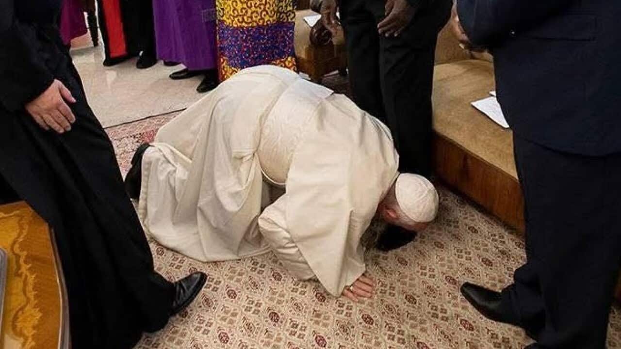 Pope Francis kiss the feet of South Sudanese leaders for peace