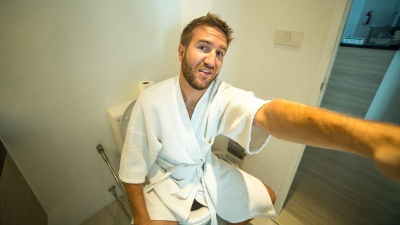 یک مرد در حال سلفی گرفتن