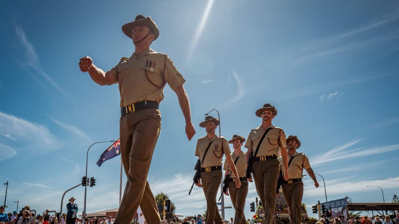 Cinco soldados australianos con un traje ceremonial caqui marchan