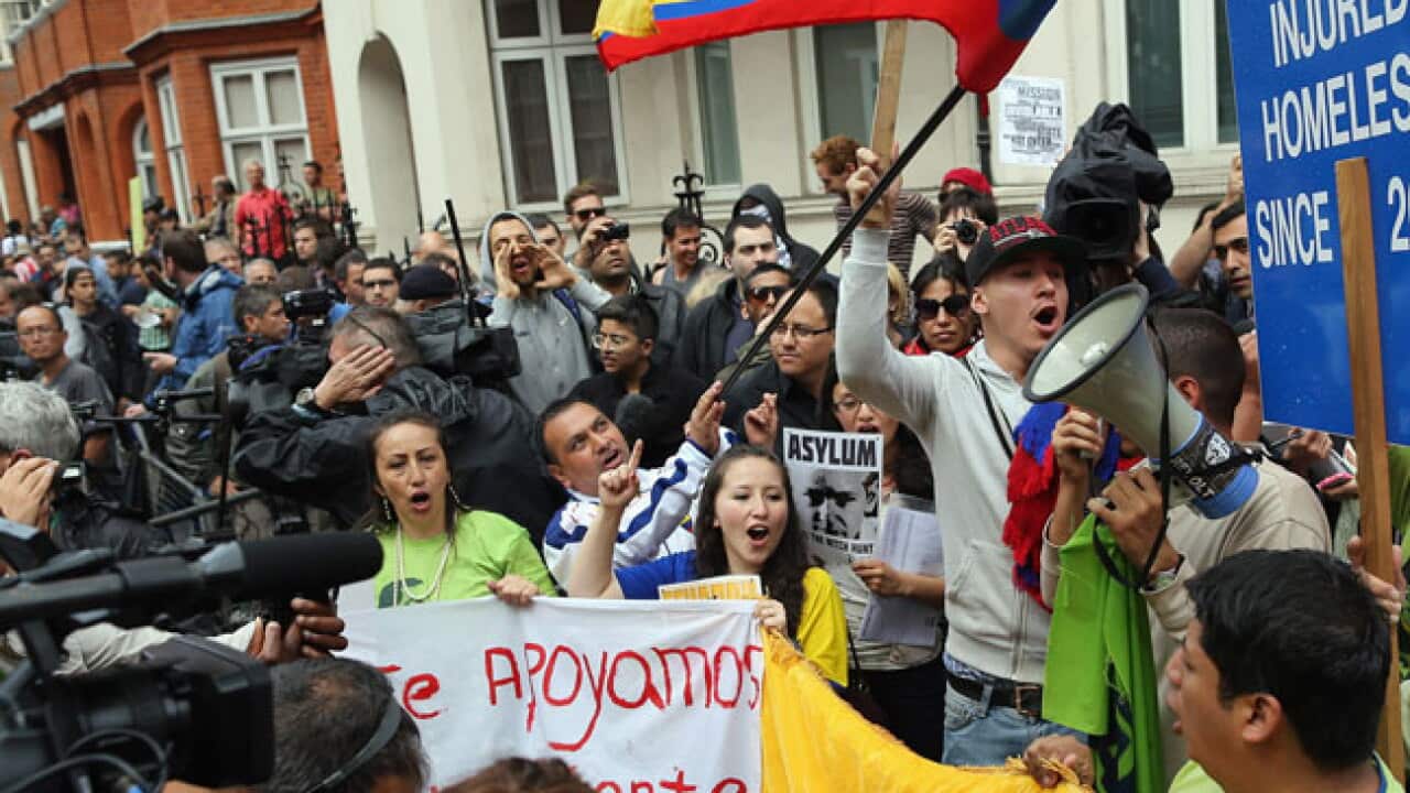 Assange_supporters_Ecuadorian_Embassy_120820_b_getty_161133676