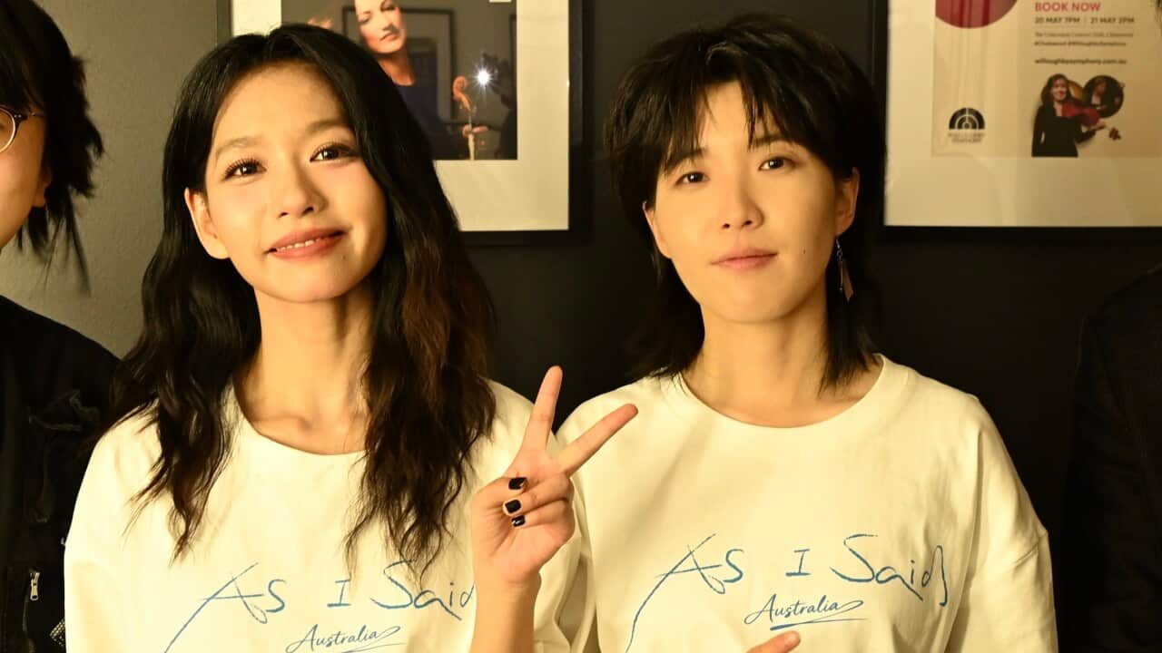 中国民谣组合”房东的猫“主唱王心怡(左)和吉他手吴佩岭(右)在悉尼演出。