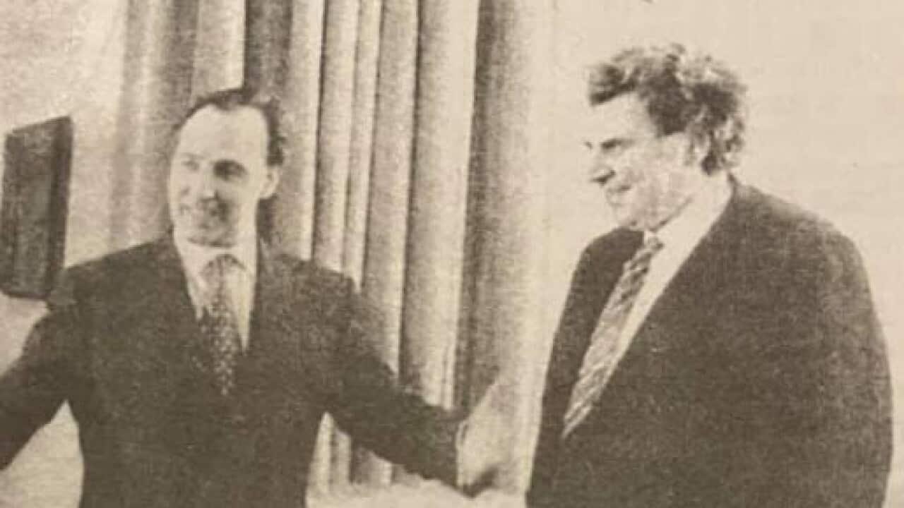 Ο τότε πρωθυπουργός της Αυστραλίας Paul Keating υποδεχόμενος τον Μίκη Θεοδωράκη στο γραφείο του στην Καμπέρρα