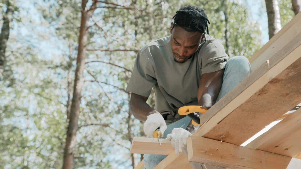 Mwanaume afanya kazi