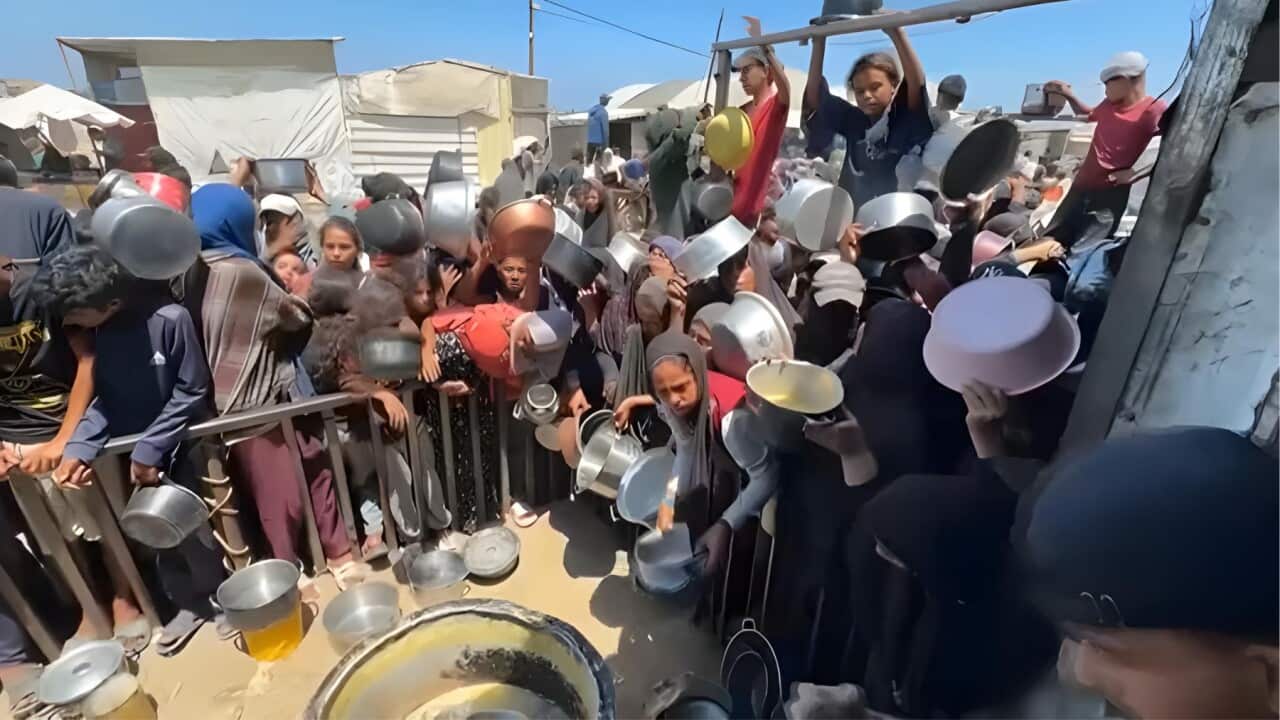 Palestinians at a soup kitchen in Khan Younis (AP).jpg