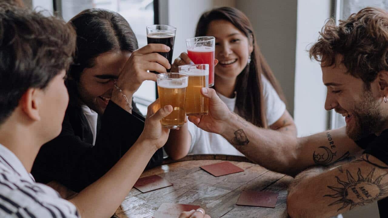 Un gruppo di amici al pub