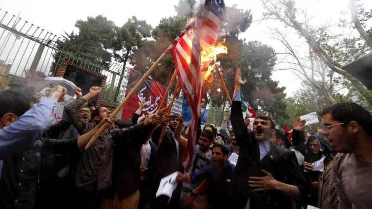 Manifestazione a Teheran dopo l'annuncio della Casa Bianca