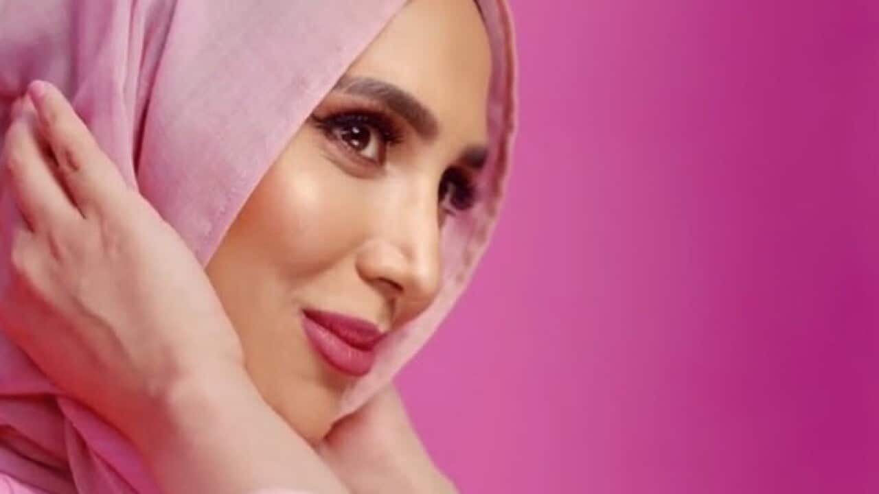 Amena Khan, appearing in the L'Oreal ad, has apologised for a series of tweets.