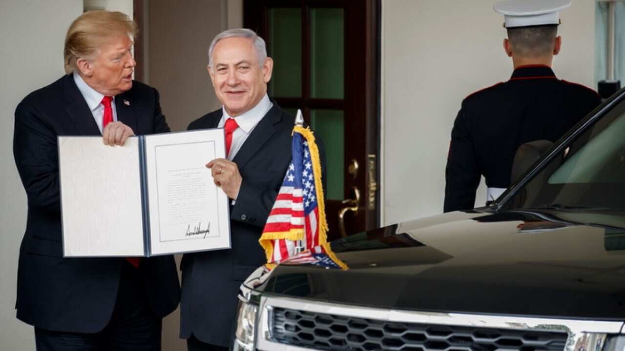 Benjamin Netanyahu display the signed Presidential proclamation on the Golan Heights, 25 March 2019.