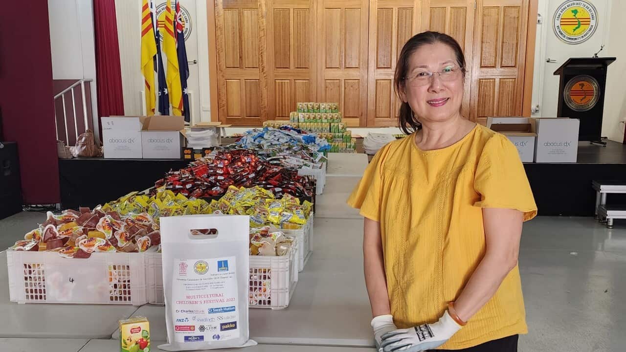 01 - Chị Quế Thanh điều hợp việc gói quà Trung Thu.jpg