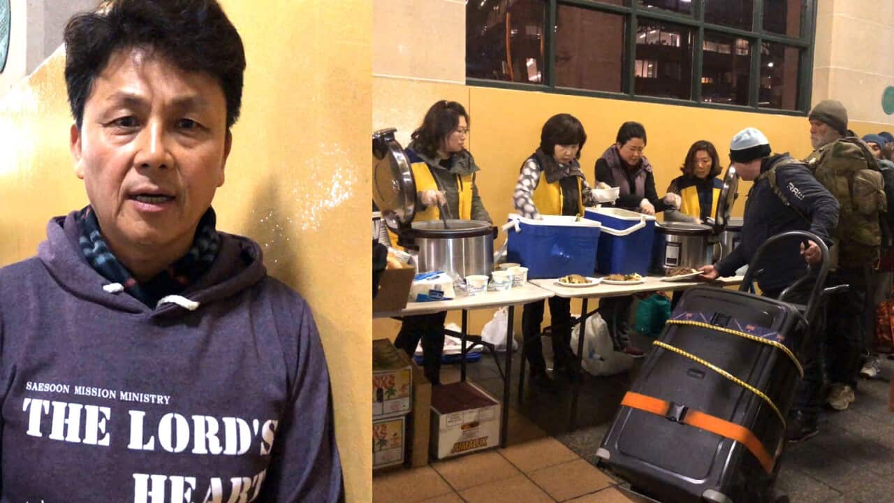 Jung Sang Ihn (L), who started the activity, and volunteers serving the dinners. (SBS )