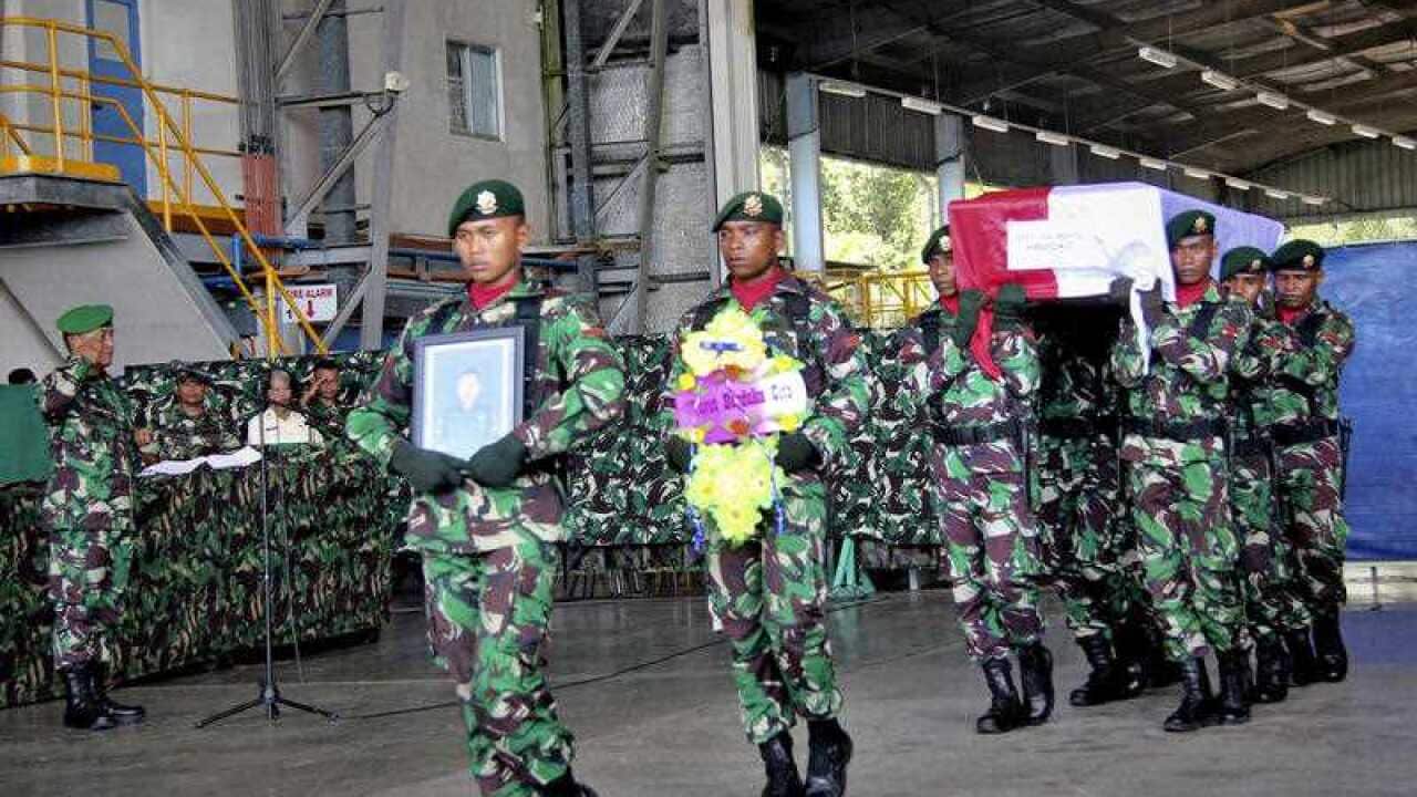 Indonesian soldiers carry the coffin of Sergeant Handoko who was killed in a separatist group's attack .