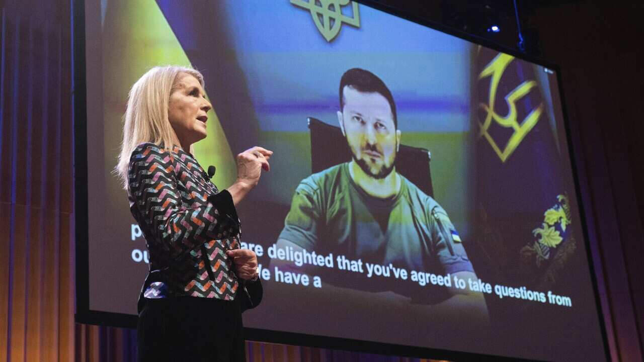 Julie Bishop at ANU with Volodymyr Zelenskyy on a screen (AAP).jpg
