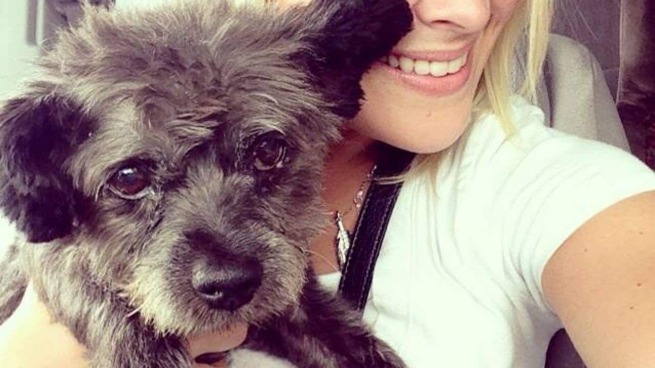 Nicole Elliot and dying pooch Chester. (Facebook)
