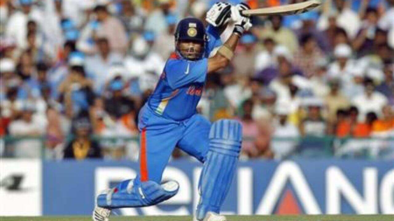 tendulkar-and-muralitharan-take-centre-s-2052982297-large.jpg