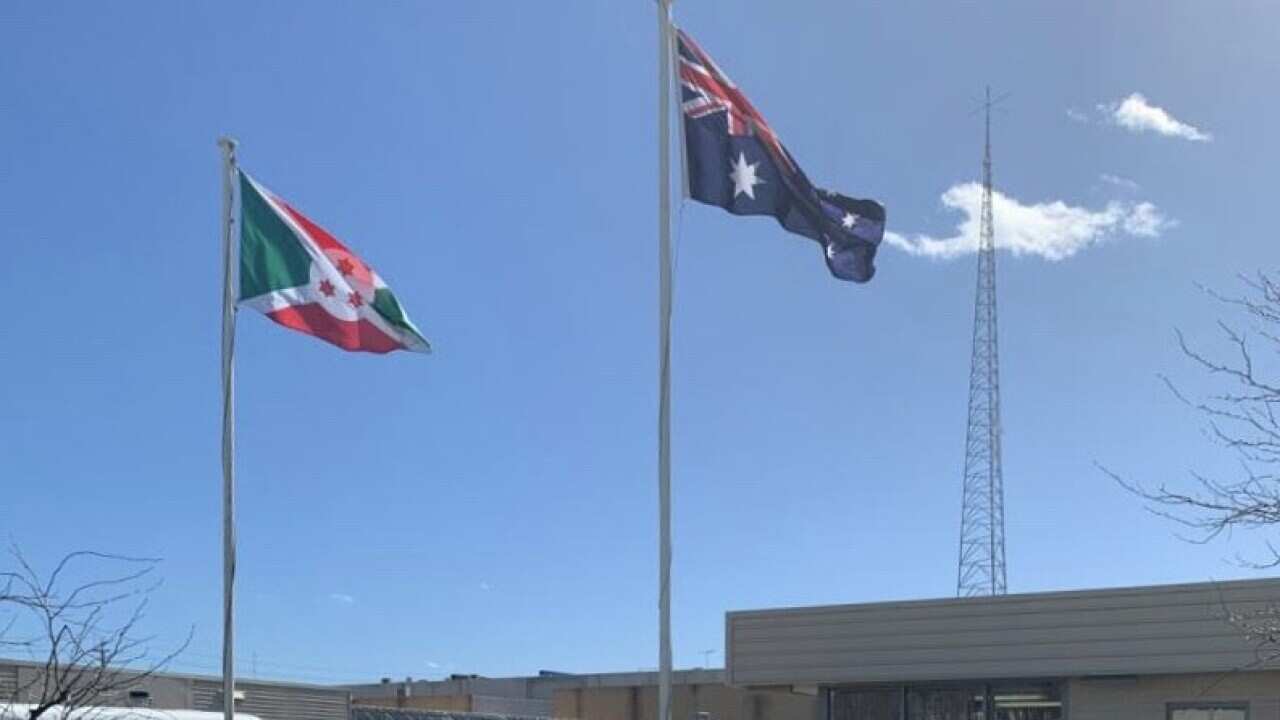 Ibendera ry'Uburundi na Australia mu kigo c'ubuserukizi bw'Uburundi mu ntara ya Western Australia (Perth).