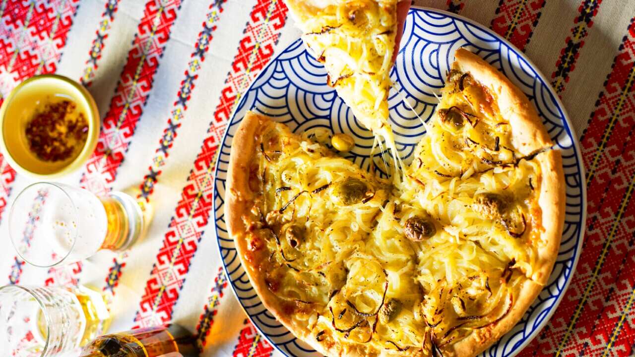 Cheese and onion pizza