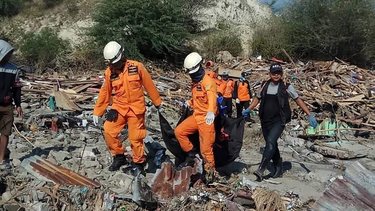 Rescuers moving bodies of the victims after a 7.7 magnitude earthquake and tsunami in Donggala, Central Sulawesi, Indonesia, 01 October 2018.