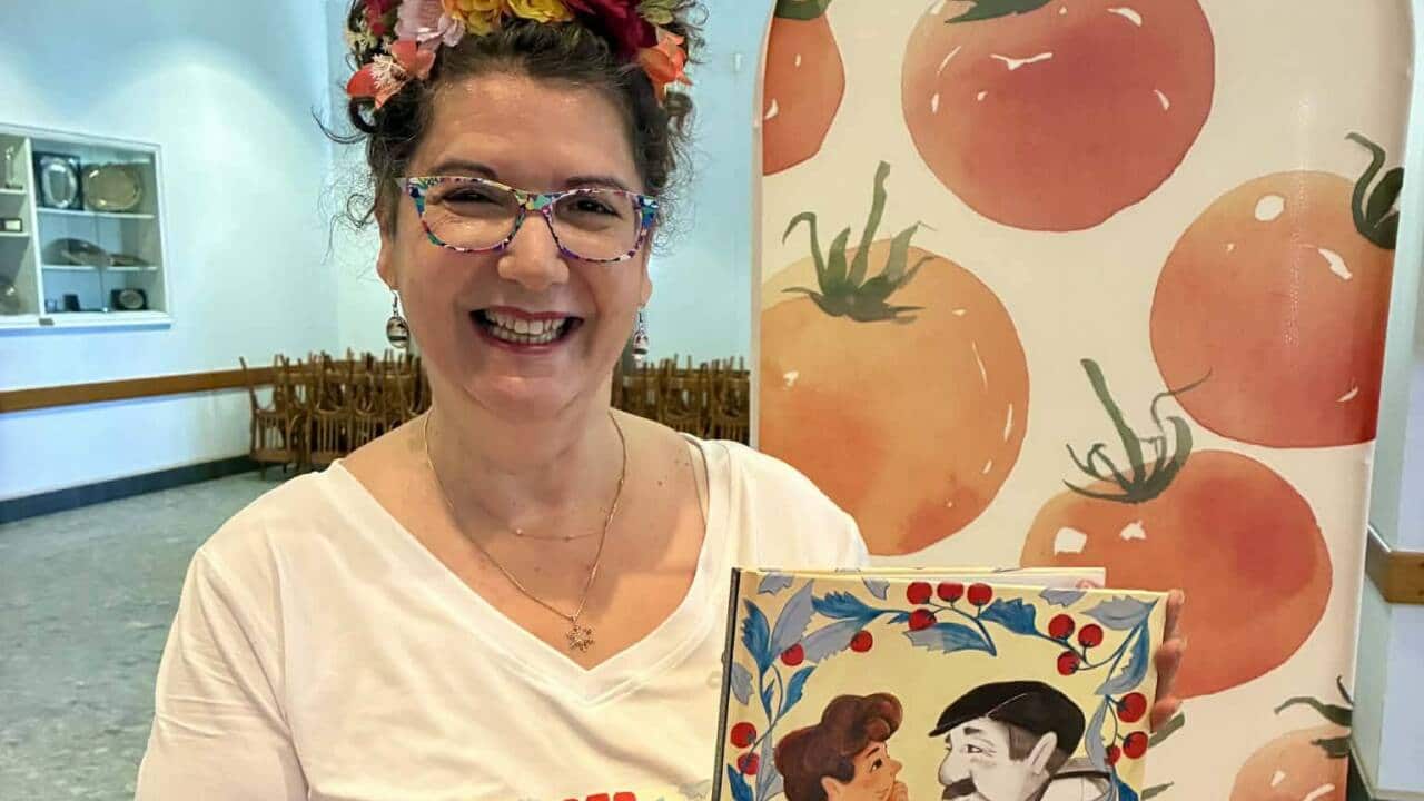 Josie Montano, scrittrice, con una copia del libro "Casa Mia"