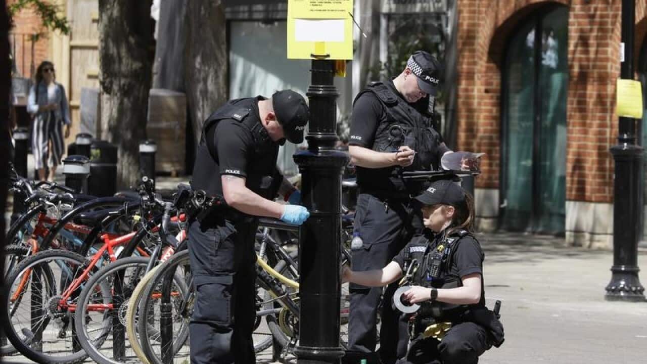 Police officers do security checks in Windsor before Harry's wedding.