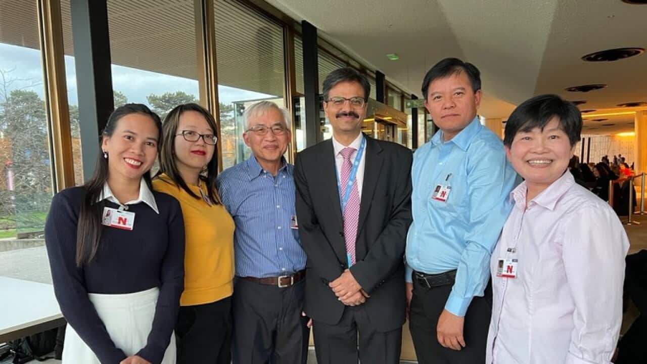 Đoàn Việt Nam ở hải ngoại chụp ảnh cùng báo cáo viên đặc biệt Surya Deva. Ảnh BPSOS.jpeg