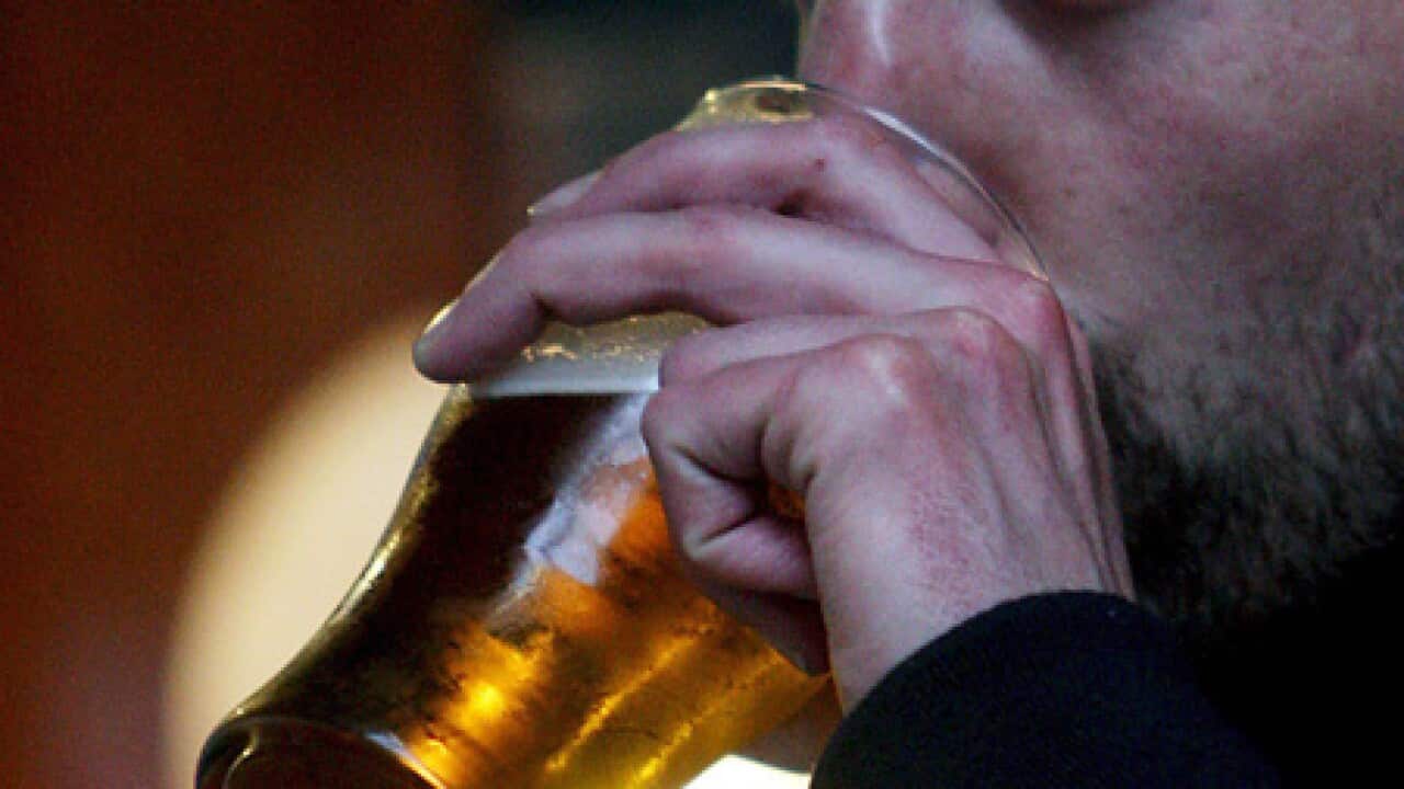 beer_drinking_0912_L_aap_479008447