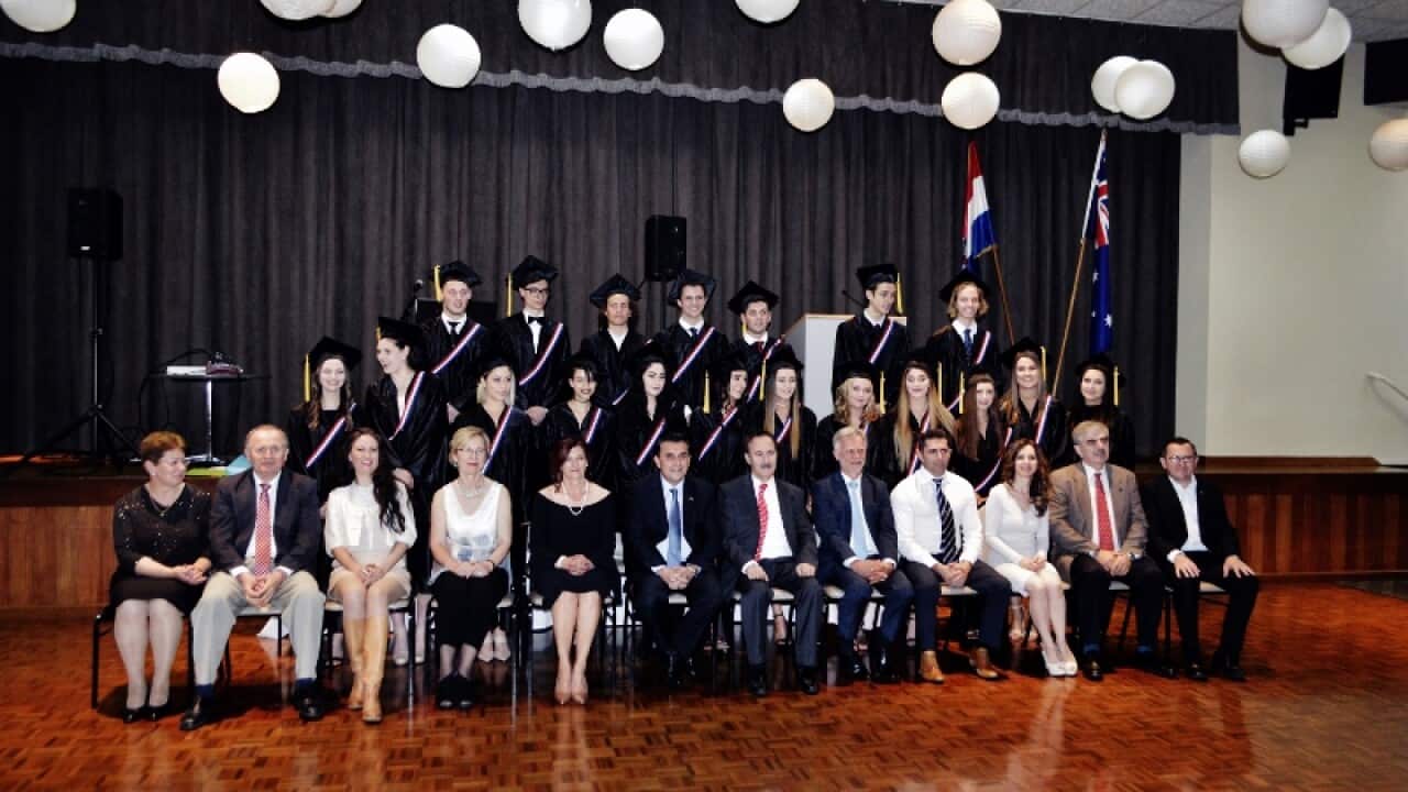 Maturanti i ucitelji hrvatskog jezika, voditelji VSL-a i Katica Perinac, ravnateljica Udruzenja ucitelja hrvatskog jezika